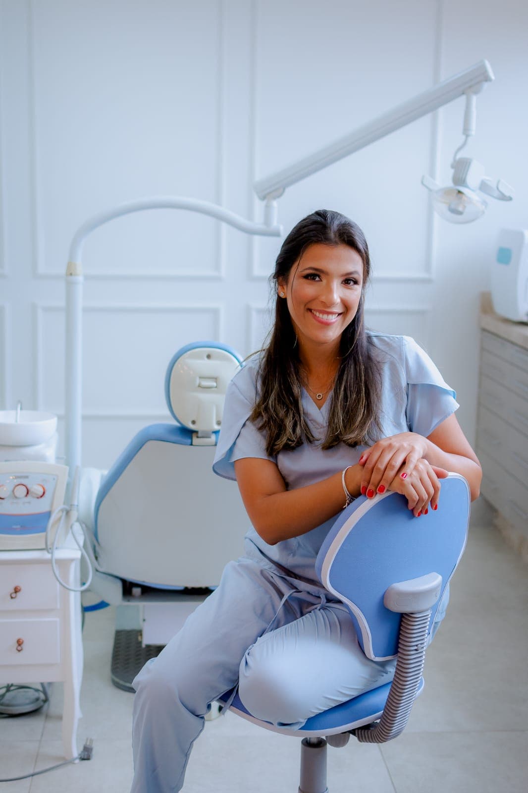 Dra. Gabriela Carli em sua clínica odontológica